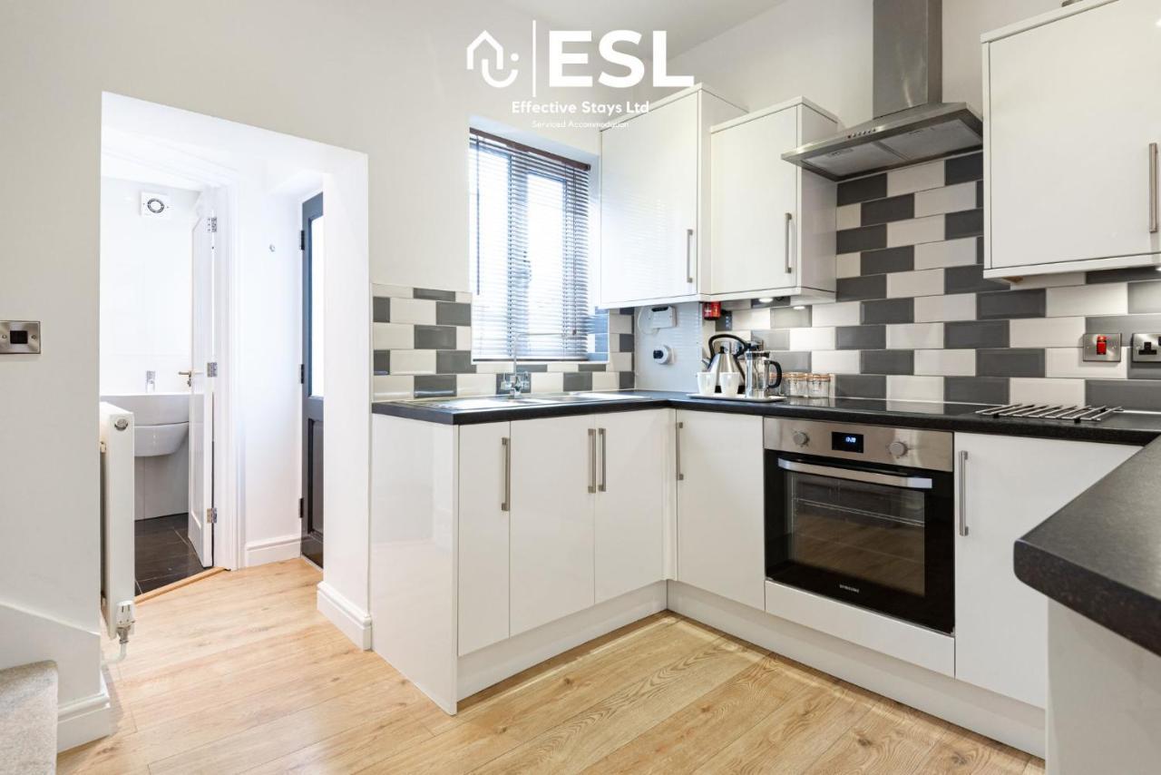 2 Bedroom Terrace Cottage, Parking, 5 Minutes Drive To Royal Shrewsbury Hospital Exteriör bild